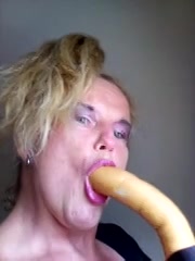 Freaky oma deepthroat dildo