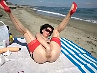 Geile huismoeder heeft kinky sex op het strand