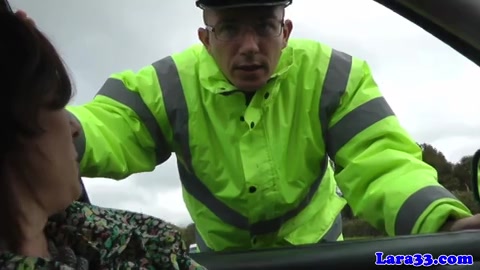 De man filmt hoe zijn vrouw geneukt word door de parkeerwachter